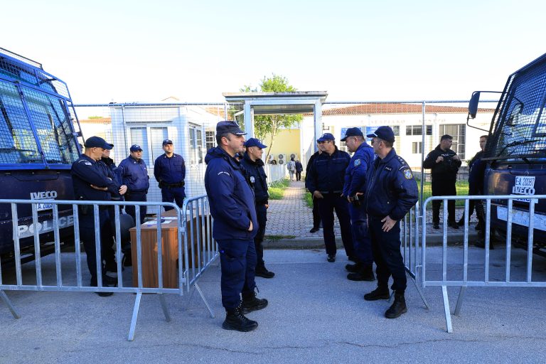 Δίκη Τεμπών: Αντιδράσεις συγγενών για την παράσταση του Δημοσίου σε βάρος μόνο τεσσάρων κατηγορουμένων – Διακόπτεται σήμερα η δίκη για έναν μήνα