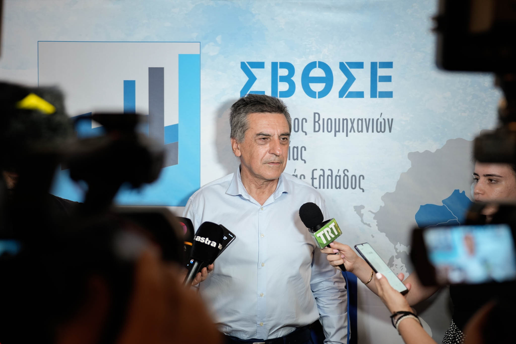 Η επιχειρηματικότητα επανασχεδιάζεται. Οι δρόμοι ακόμη  —  "επαναμπαλώνονται" μόνον.