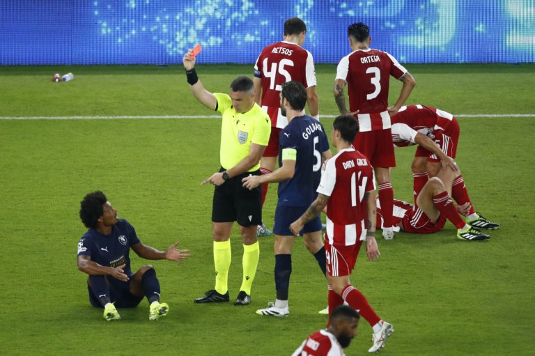 Αποβλήθηκε με δεύτερη