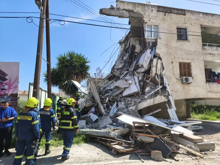 Κατέρρευσε διώροφη πολυκατοικία στην Κύπρο: Μάχη για απεγκλωβισμό ατόμου  Τρείς τραυματίες