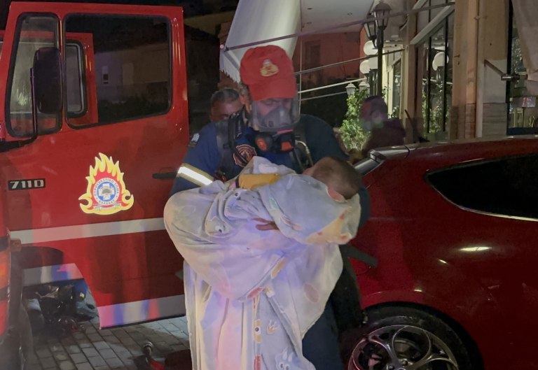 Φωτιά σε διαμέρισμα στο Άργος  Απεγκλωβίστηκαν οκτώ άνθρωποι, ανάμεσά τους μικρά παιδιά