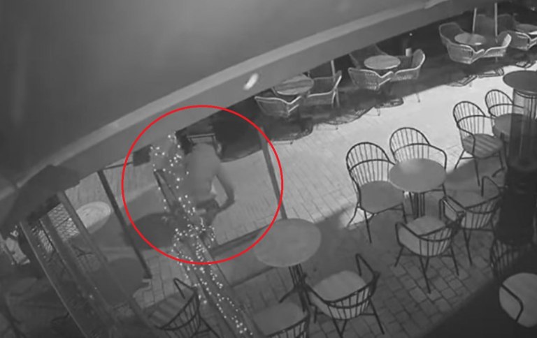 Αγρίνιο: Διαρρήκτης σκαρφαλώνει σε τέντα και κλέβει εστιατόριο  Βίντεο ντοκουμέντο