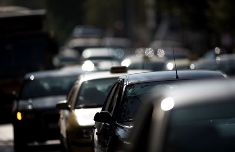 Αυξημένη κίνηση στους δρόμους  Μποτιλιάρισμα λόγω τροχαίου στην Αθηνών Κορίνθου