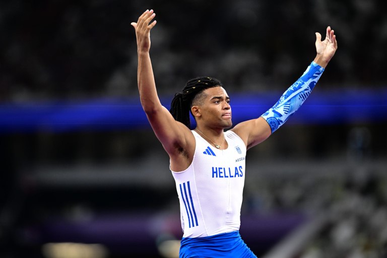 Μυθικός Καραλής, πέταξε στα