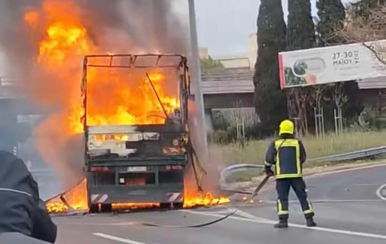 Φωτιά σε φορτηγό στη λεωφόρο Κηφισού  Καθυστερήσεις στο ύψος της Αχαρνών