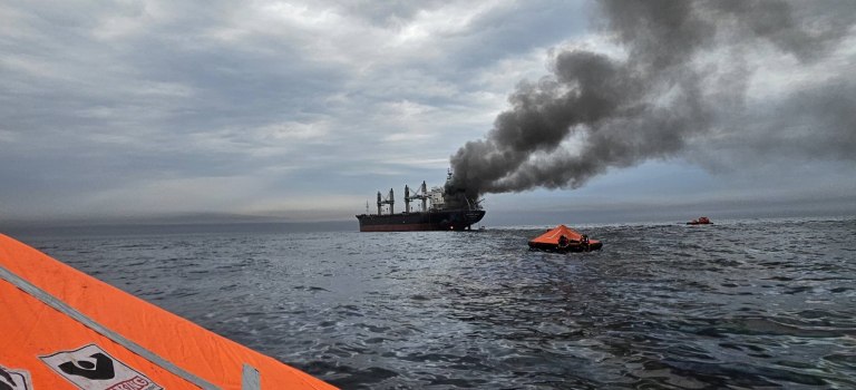 Τρία μέλη του πληρώματος παγιδευμένα σε φορτηγό πλοίο που επλήγη από το Ιράν στο Στενό του Ορμούζ