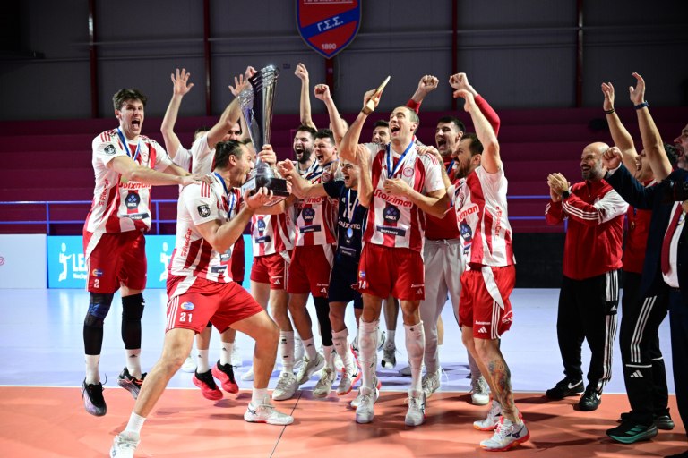 Η απονομή του τροπαίου του