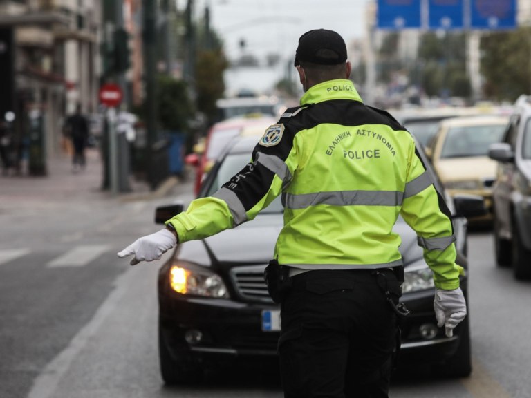 Θεσσαλονίκη: Συνελήφθη οδηγός φορτηγού που επιχείρησε να χρηματίσει αστινομικούς για να γλιτώσει τις κλήσεις