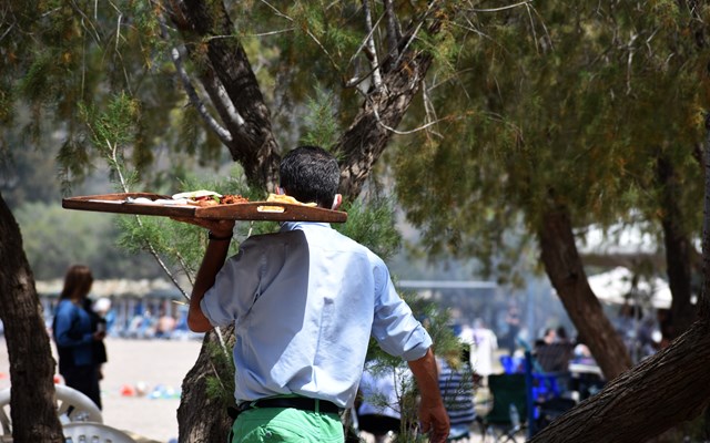 Αυξήσεις 12% με διετή σύμβαση για 500.000 εργαζόμενους στον επισιτισμό - Ο πίνακας με τους νέους μισθούς