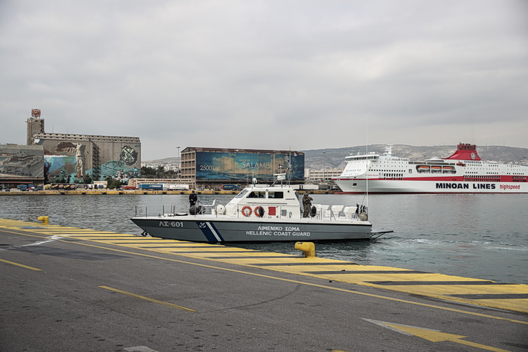 Αυτοκίνητο έκανε βουτιά στο λιμάνι του Πειραιά  Στο νοσοκομείο ο οδηγός