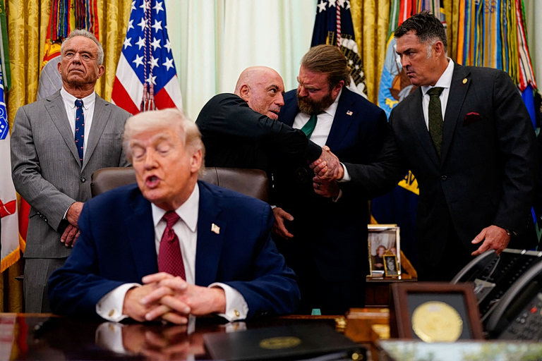 Οι ΗΠΑ κατέλαβαν πλοίο που προσπάθησε να σπάσει τον αποκλεισμό  Τραμπ: Του ανοίξαμε τρύπα στο μηχανοστάσιο