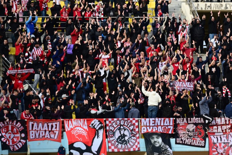 Τρομερή ατμόσφαιρα από τον κόσμο του Ολυμπιακού στο Παγκρήτιο (pics)