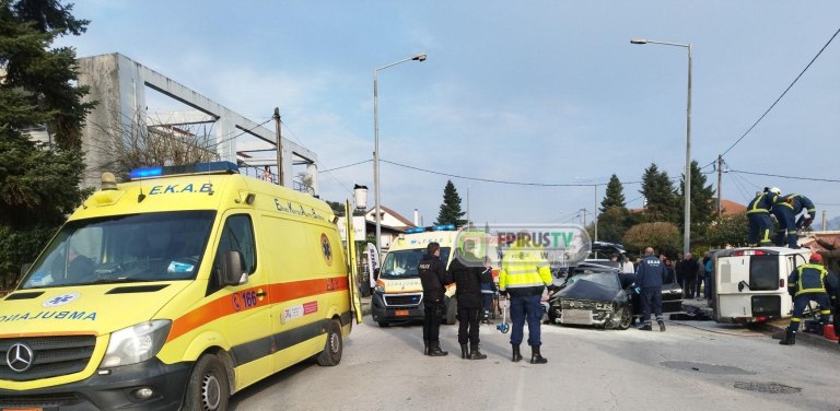 Ιωάννινα: Δύο οδηγοί στο νοσοκομείο έπειτα από σφοδρή σύγκρουση βαν με Ι.Χ.