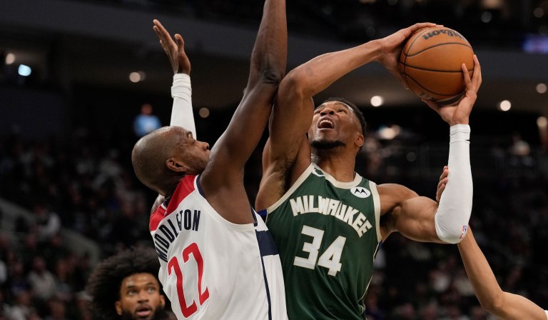 Ο Αντετοκούνμπο παρακαλάει