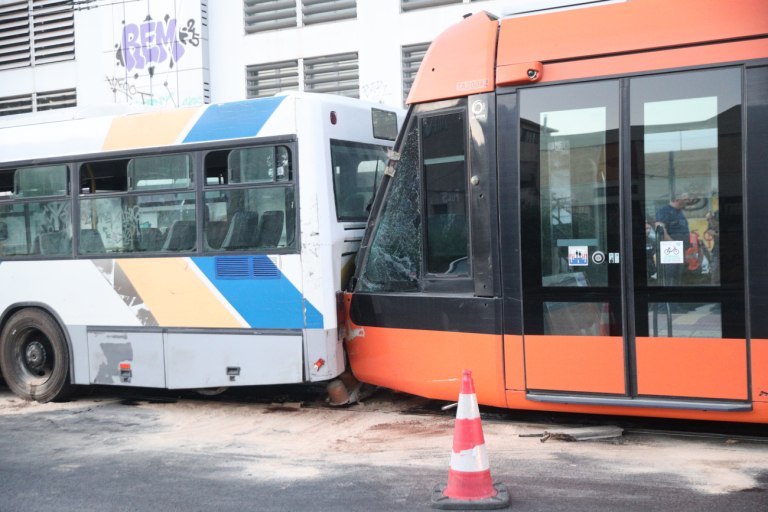 Σύγκρουση λεωφορείου με