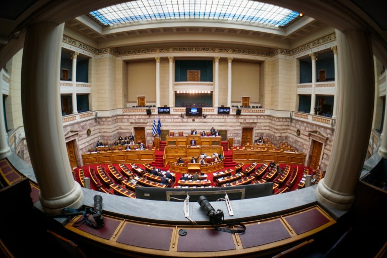 Βουλή: Εγκρίθηκε η επιστολική ψήφος των αποδήμων με 201 ναι