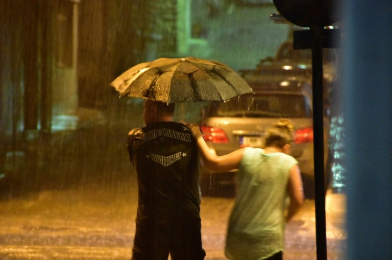 Σαρώνει η κακοκαιρία Byron,