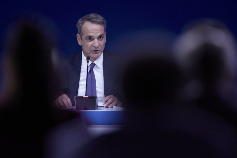 Μητσοτάκης: Αυτοεπαινείται