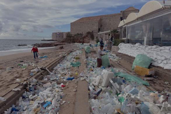 Γέμισε με σκουπίδια το