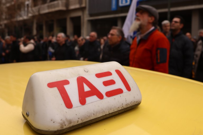 Χωρίς ταξί και την Τετάρτη η χώρα  Αύριο οι προτάσεις της Ομοσπονδίας