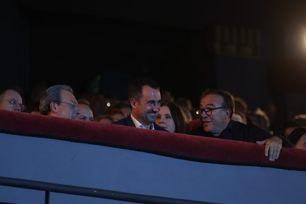 Εξόριστοι στον εξώστη