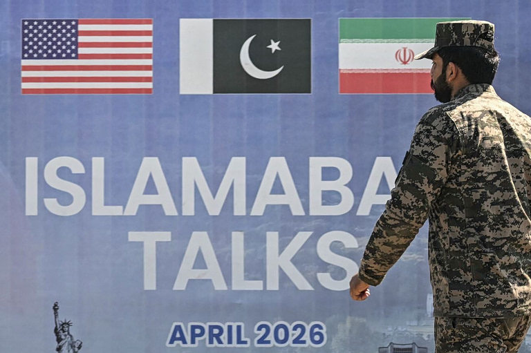 Από μια λεπτή κλωστή