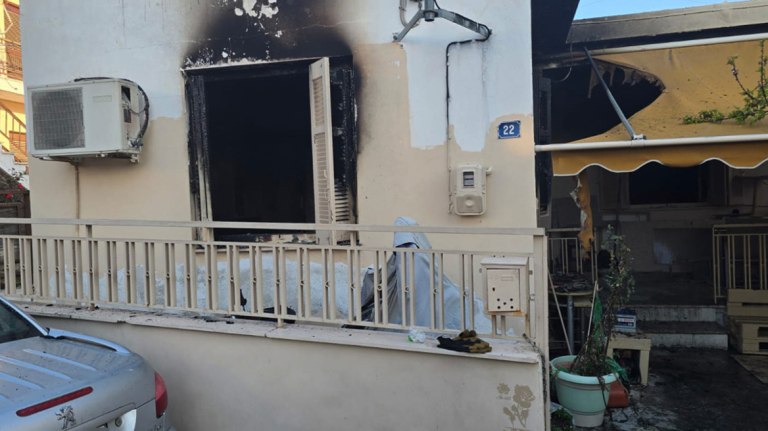 Τραγωδία στον Βόλο  Καιγόταν ολόκληρη, της έριξα ένα μπουφάν να σβήσει αλλά έπεσε νεκρή μπροστά μου