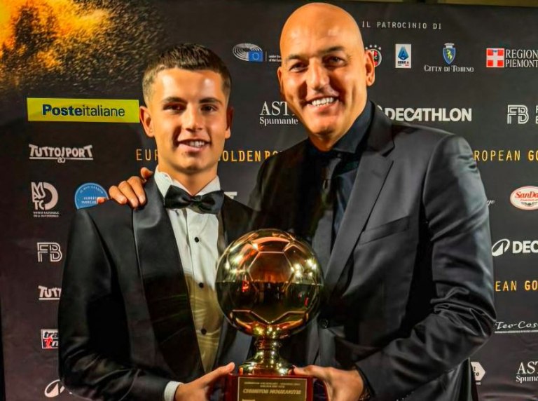 Μουζακίτης στο In: Μία από