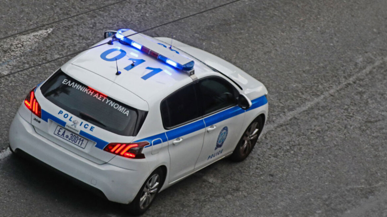Επεισοδιακή καταδίωξη στο Παλαιό Φάληρο  Ύποπτο ΙΧ εμβόλισε περιπολικό και τράπηκε σε φυγή