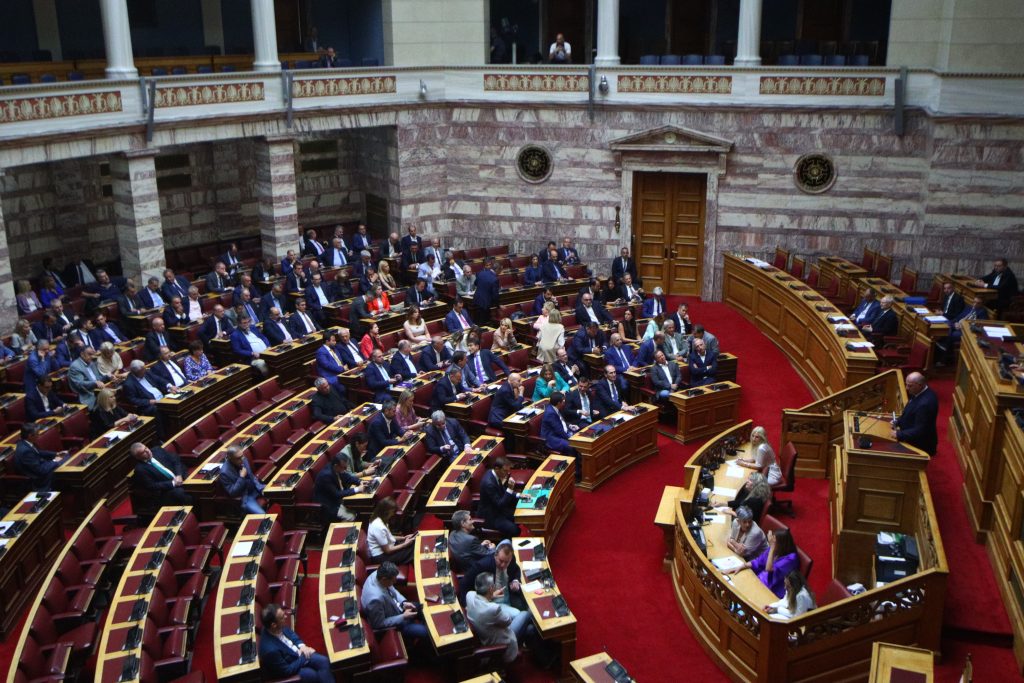 Βουλή: Κατατέθηκαν προς κύρωση οι συμβάσεις με τις Chevron και Helleniq για τους υδρογονάνθρακες