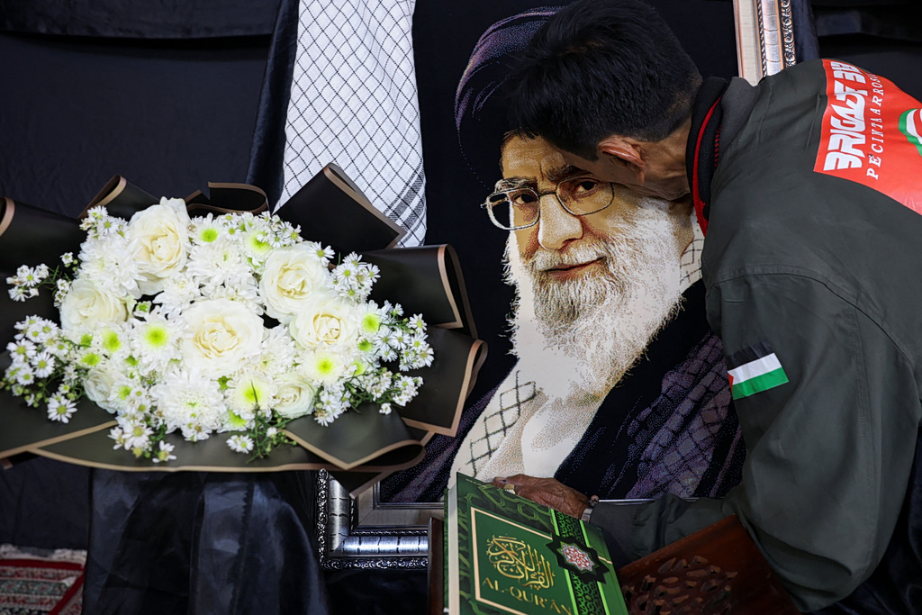 Ήξεραν και σε ποια θέση καθόταν: Ο προδότης που ήταν δίπλα στον Χαμενεΐ και οι υποψίες των Ιρανών για το ποιος είναι