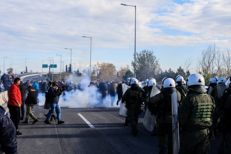 ΣΥΡΙΖΑ: Δέρνουν αγρότες για