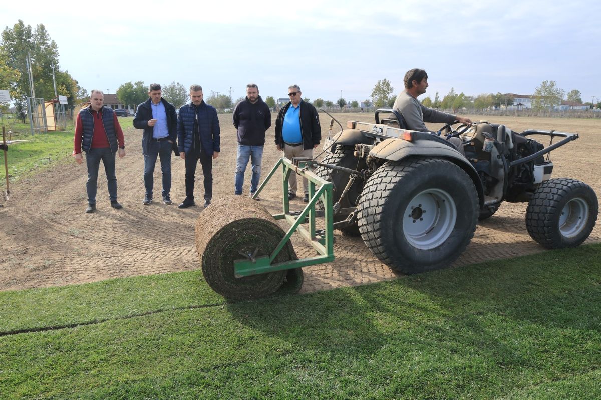 Ανακατασκευάζονται γήπεδο