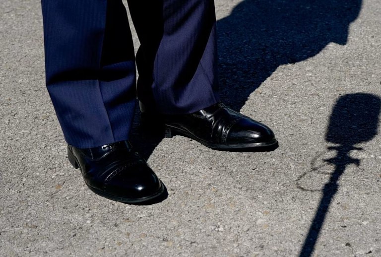 Τραμπ: Εμμονή με παπούτσια αξίας 145 δολαρίων  Γιατί δεν αφήνει κανέναν να φύγει χωρίς ένα ζευγάρι