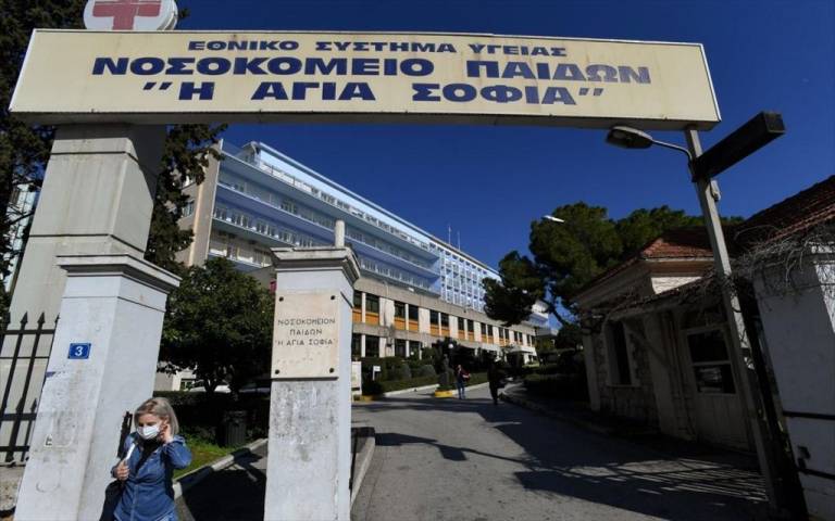 Μενίδι: Τη βρήκε κάτω και έσκασε στα χέρια του  Τι λέει η μητέρα του 14χρονου που τραυματίστηκε από κροτίδα