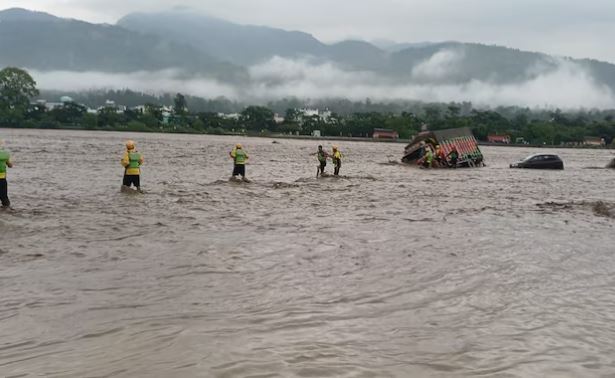 Ινδία: Τουλάχιστον 15 νεκροί