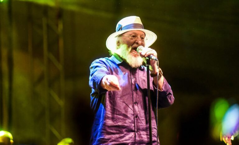 Η Ελλάδα αποχαιρετά τον