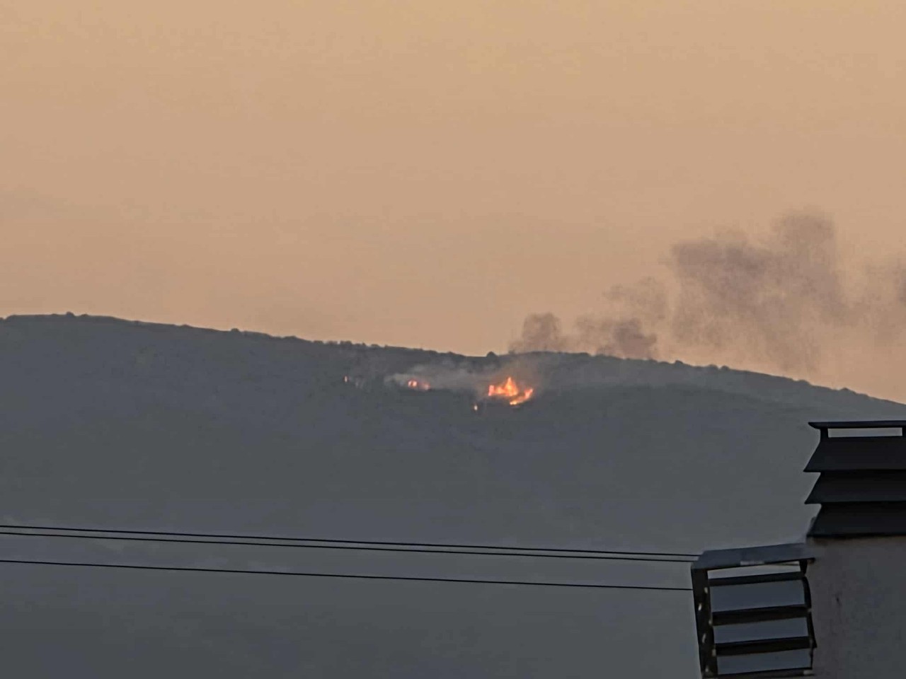 Φωτιά σε δύσβατη περιοχή