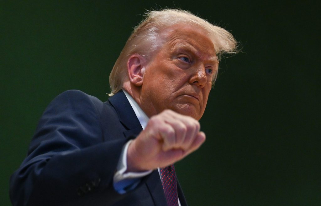 Ο Ντόναλντ Τραμπ απειλεί με