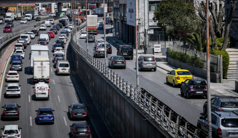 Επιστρέφει πινακίδες,