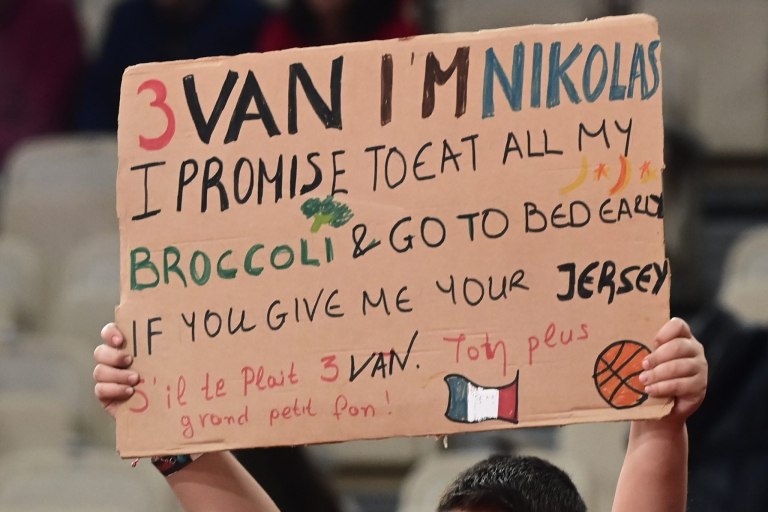 Εβάν, θα τρώω όλο το μπρόκολο μου  Το απίθανο πανό για τον Φουρνιέ από μικρό φίλο του Ολυμπιακού (pic)