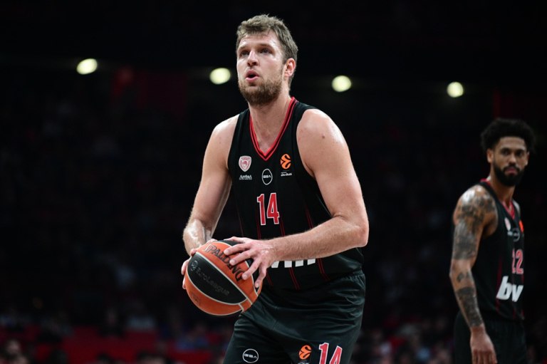 Η νίκη στο ντέρμπι δίνει άνεση χρόνου για Βεζένκοφ και Γουόκαπ