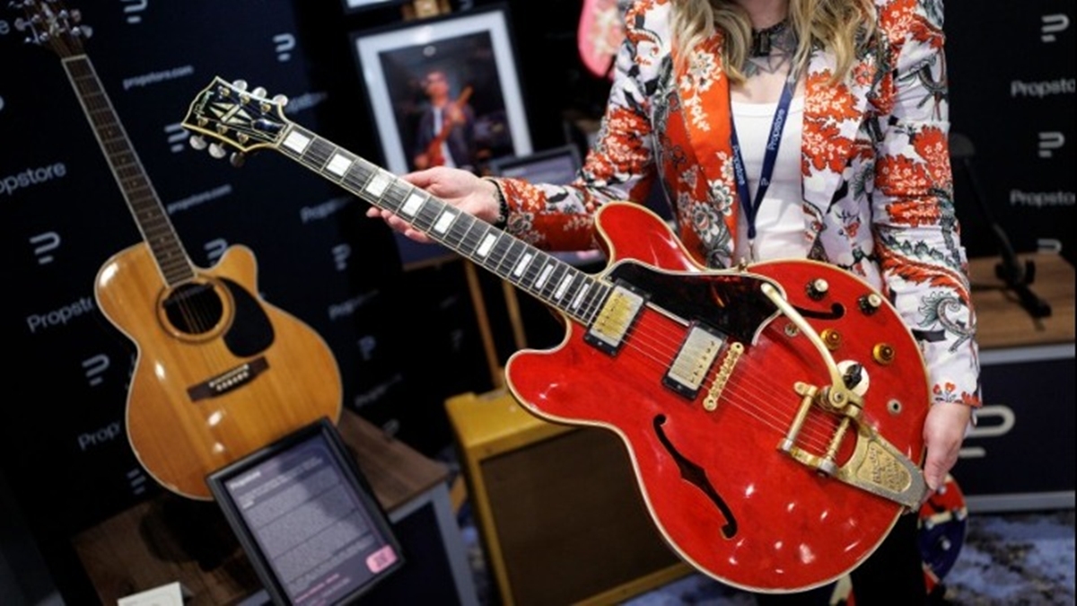 Η σπασμένη κιθάρα του Νόελ