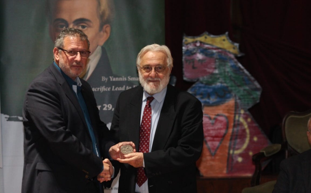 Τον σκηνοθέτη Γιάννη