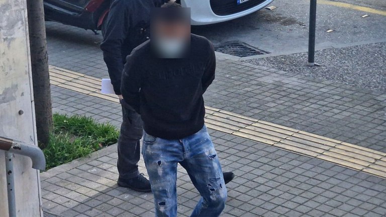 Γνωστός τράπερ συνελήφθη μετά από καταδίωξη στα Πατήσια  Πέταξε μαχαίρι πριν ακινητοποιηθεί