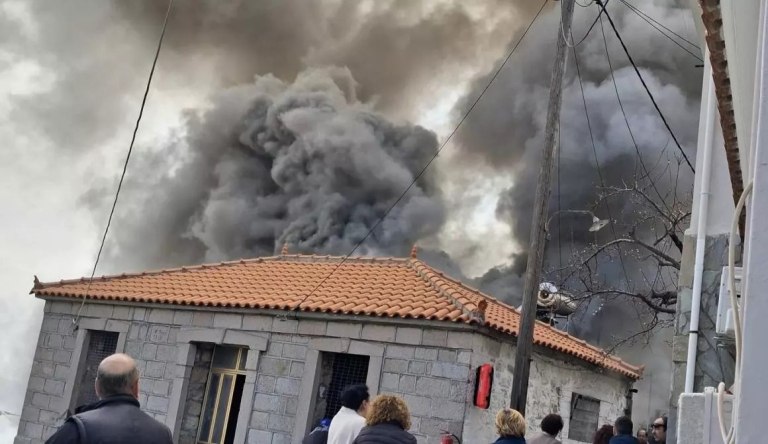 Λέσβος: Μεγάλη φωτιά σε σπίτι στο χωριό Στύψη  Κάηκε ολοσχερώς