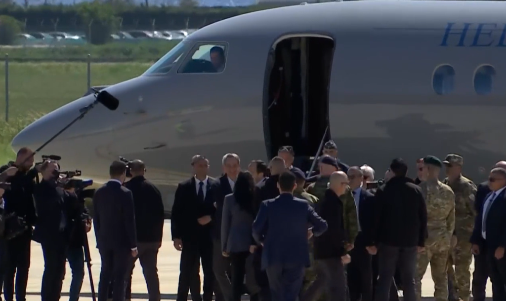 Στην Κύπρο ο Κ. Μητσοτάκης: Σε λίγο η τριμερής με Χριστοδουλίδη και Μακρόν