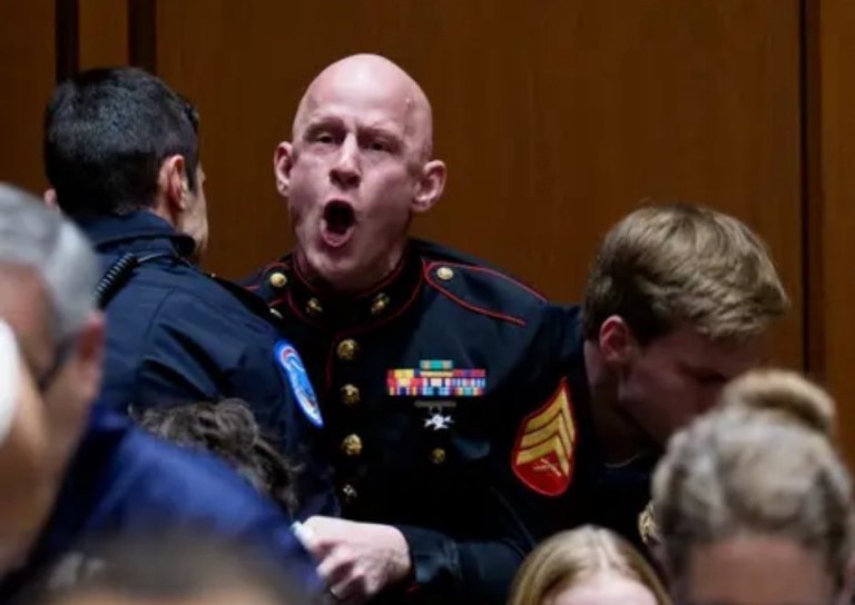 Κανείς δεν θέλει να πολεμήσει για το Ισραήλ: Βετεράνος των ΗΠΑ απομακρύνθηκε με τη βία από ακρόαση της Γερουσίας