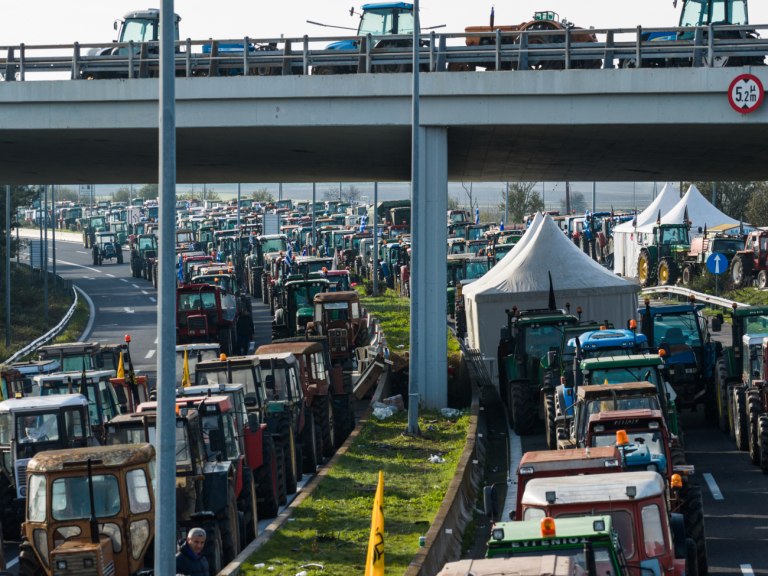 Εξαπλώνονται τα μπλόκα,