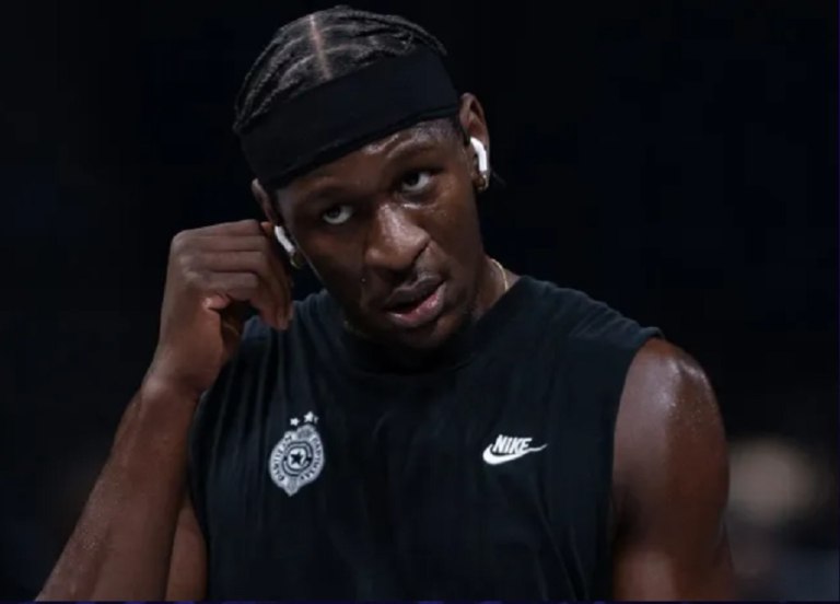 Στην έξοδο και παίκτες από